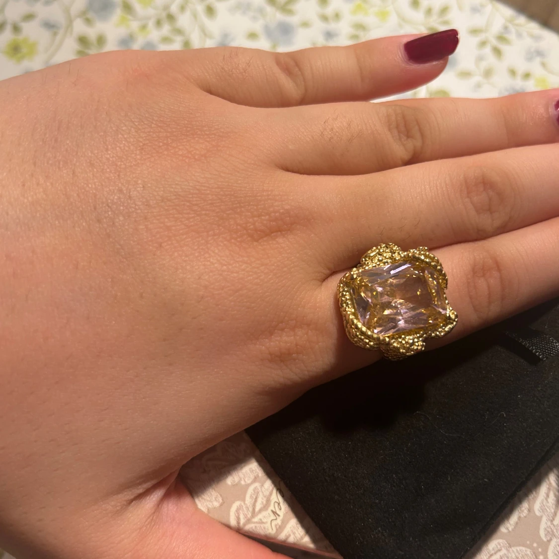 Guldfärgad ring med stor kristall - 2