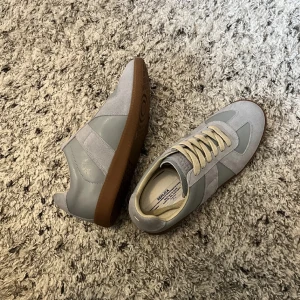 Maison margiela - Riktigt feta gats i ljus blå färg. Priset är inte hugget i sten så kom med förslag.