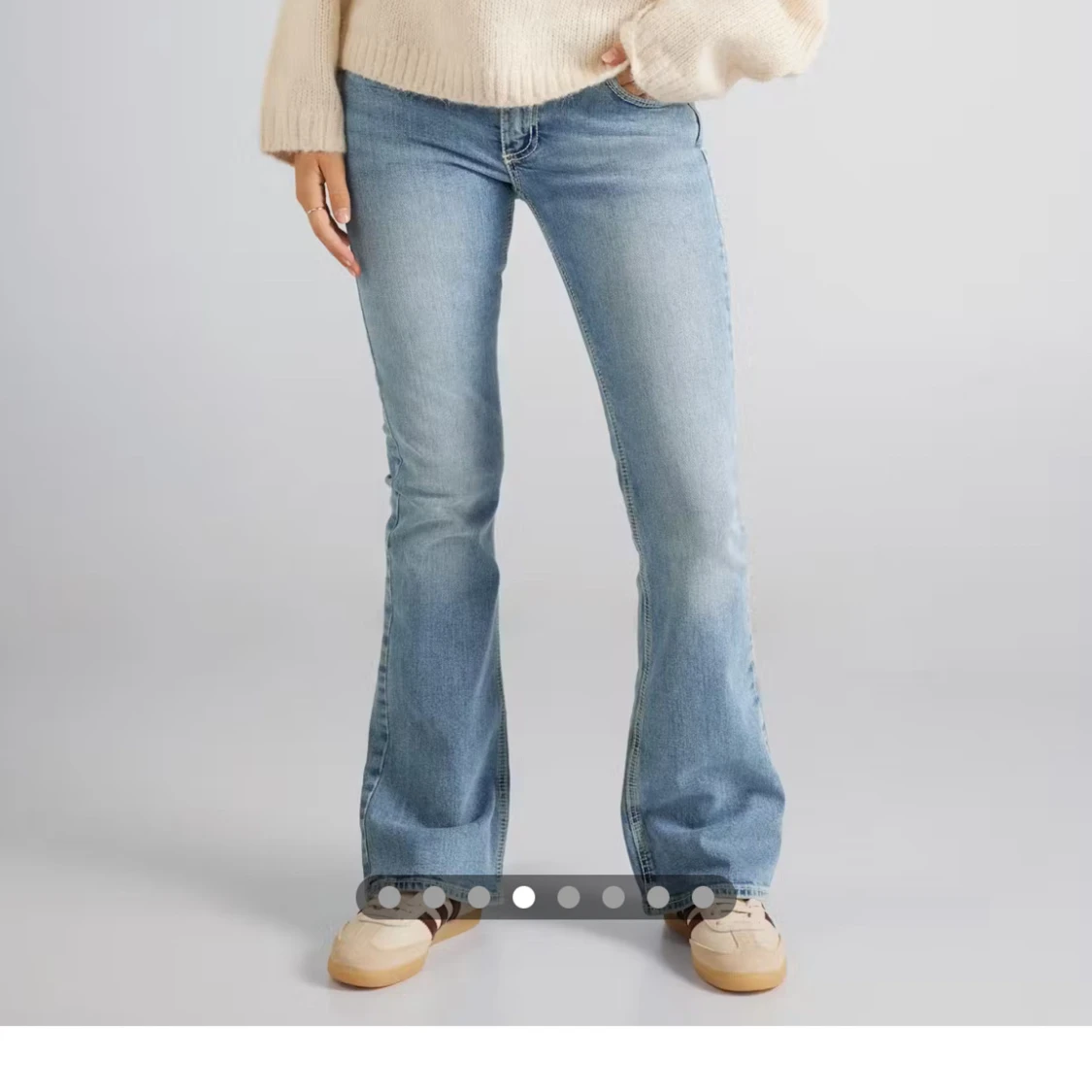 Ljusblå bootcut jeans  - 1