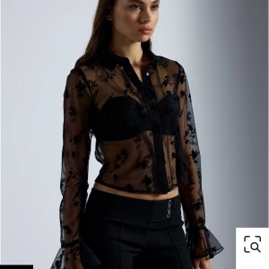 Svart genomskinlig blommig skjorta - Säljer denna söta skjorta då den inte passar💞 helt oanvänd 