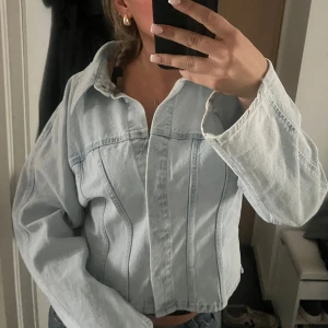Jeans jacka figur sydd - Jätte fin figursydd jeansjacka, Storlek L men sitter bra på mig som vanligtvis har S/M, väldigt fint skick 