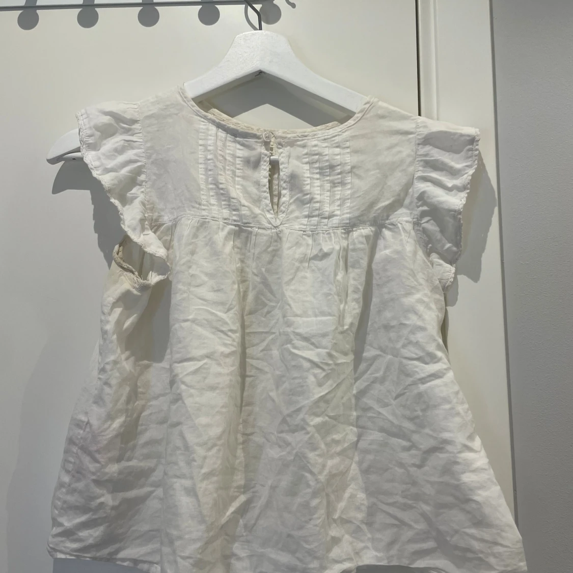 Vit blus med spetsdetaljer - 1