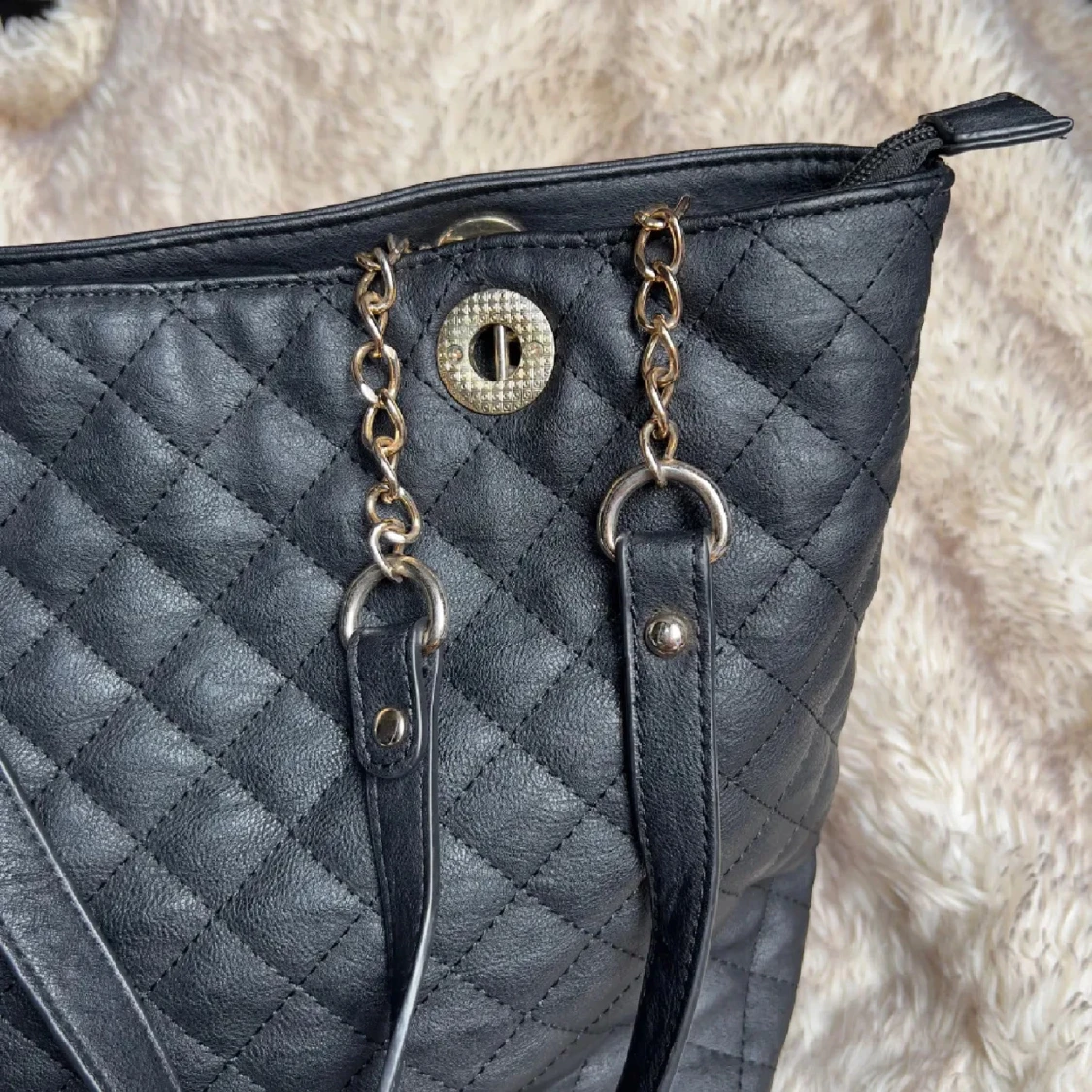 Svart quiltad axelväska med kedjedetaljer - 1