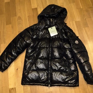Moncler jacka - Säljer just nu denna feta Moncler jackan. Perfekt nu inför höst/vinter. Passar även L. Helt oanvänd. Vid frågor är det bara att ställa!