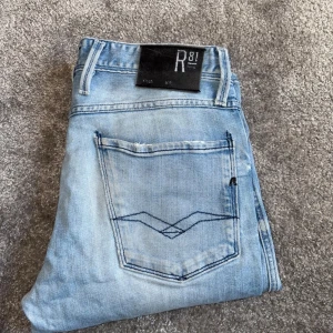 Ljusblå jeans från Replay - Snygga ljusblå jeans från Replay med klassisk femficksdesign och broderade detaljer på bakfickorna. Perfekta för en avslappnad stil. Nypris 1399 vårat pris 279. Kom dm för frågor!