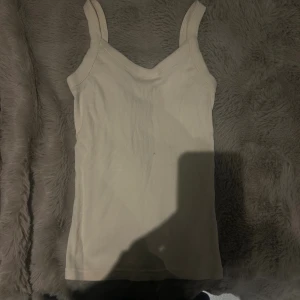 Beige ribbad linnetopp Gina Tricot XS - Använd en gång! Passar även S.Säljer en beige ribbad linnetopp från Gina Tricot, kollektionen Elevated Basics. Toppen har breda axelband och en lätt v-ringad halsringning. Perfekt att styla med jeans eller kjol för en enkel och fräsch look. 🥰🥰