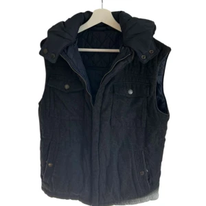 Massimo dutti väst - Väldigt fet Massimo dutti väst som är reversable. Bra skick utan tydliga defekter. Storlek M men kan även passa S.