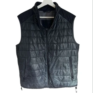 Massimo dutti väst - Riktigt fet Massimo dutti väst i bra skick, passar storlek S/M. Modellen är 182. Hör av dig vid funderingar.