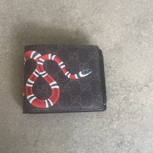 Plånbok - Plånbok. Har aldrig användt, den är helt som ny.