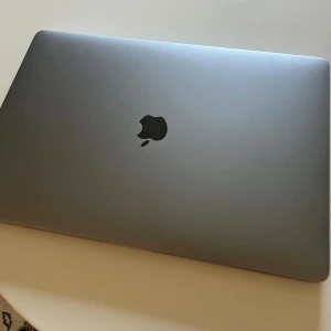 MacBook Pro - Snygg MacBook Pro i Space Gray. Datorn är i gott skick med endast mindre tecken på normalt bruk. Perfekt för studier, arbete eller kreativt skapande. Retina-skärm och bekvämt tangentbord. Låda och laddare ingår såklart. Pris kan diskuteras vid snabb affär 