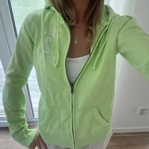 Hollister zip - En zip från Hollister i storlek M. Kan upplevas mindre i storlek. Tröjan bedöms vara i fint skick. Jag skickar ditt köp inom 24h. Se liknande zip i min profil! 