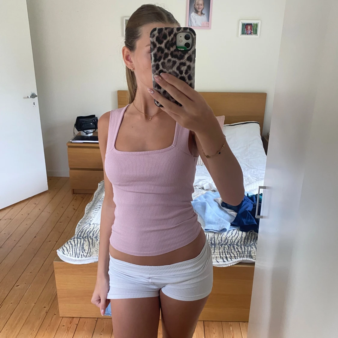 Ljusrosa ribbad linnetopp med fyrkantig hals