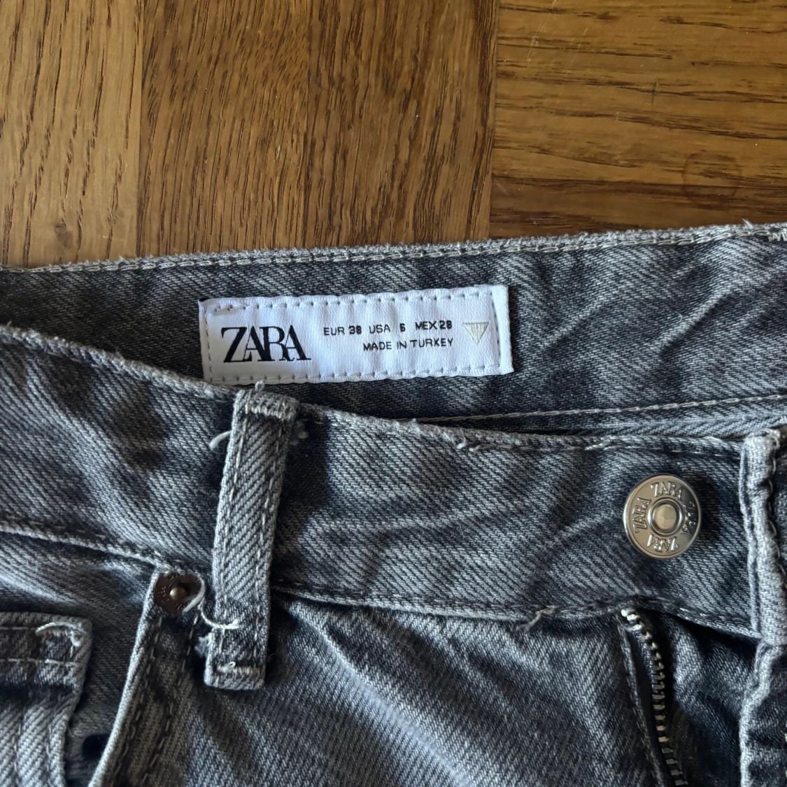 Grå wide leg jeans från Zara, strl 38 - 1