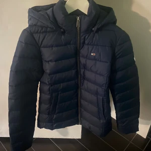Tommy Hilfiger Jacka - Nypris: 2500 kr Helt nyskick! Missade returdatumet  Storlek: XS