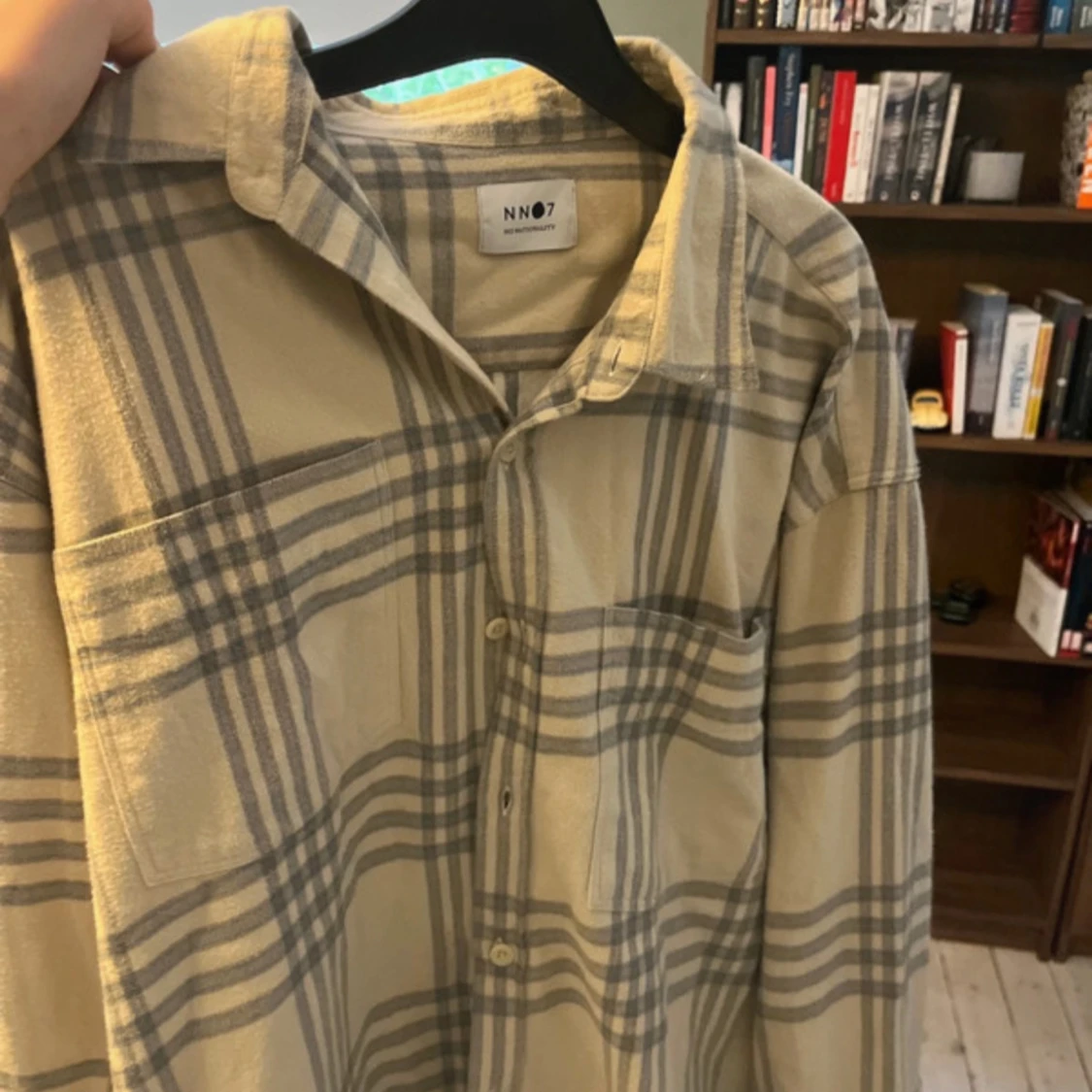 Rutig overshirt från NN07 i beige