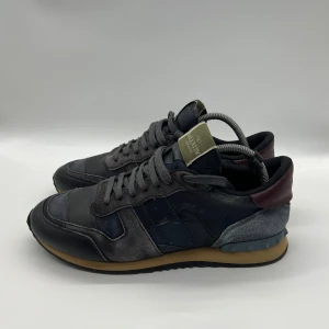 Valentino Rockrunners - Hej! Säljer nu mina valentino Rockrunners i bra skick. Skorna kommer med box. Ställ gärna frågor vid funderingar 