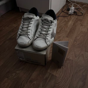 Golden goose superstar - Säljer nu mina golden gooses som jag haft i drygt 1 år, de finns vissa defekter på de så som slitningar och smuts men inga hål eller liknande, skorna är såklart äkta och allt og följer med dvs dustbag, passport samt lådan. Skriv till mig vid frågor och kan gå ner i pris vid snabb affär!