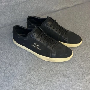 Saint Laurent sneakers - Säljer nu mina Saint Laurent sl/06 skorn. Passar perfekt till vardagen men även till mer fina tillfällen. Skorna är använda en gång och är därför i super skick. Tveka inte på att höra av er. Priset är inte hugget i sten.