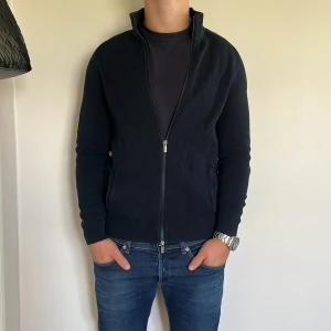 Massimo Dutti full zip - Massimo Dutti | Bra skick | Storlek L | Pris - 499kr | Modellen är ca 178cm lång | Hör av dig vid minsta fråga eller fundering!!