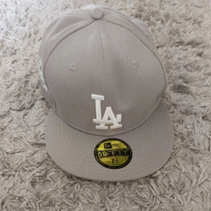 New era LA keps - En keps i storlek 58.7cm. har använt den typ 1 gång men är i superbra kondition. Ignorera att det står size m