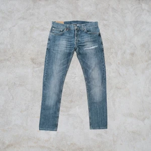 Dondup jeans -  Dondup jeans i storlek 33 (passar som W31 i midjan, då Dondup ofta är mindre i storlek). Välsittande modell med snygg tvätt.                                                                 ~                                                                                   Nypris +2000kr | vårat pris 695kr.                      Hör av dig om du vill ha mått eller har andra frågor. Alla följare får rabatt så följ