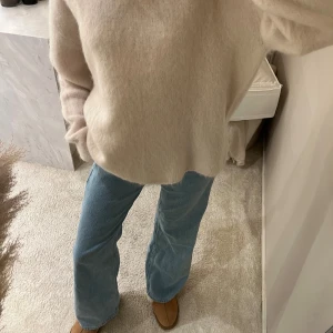 Beige fluffig stickad tröja H&M - Supermjuk och oversized beige stickad tröja från H&M i mohair- och ullblandning. Tröjan har rund hals, långa ärmar och en riktigt chill loose fit. Perfekt för lager-på-lager och comfy vibes. Köpt för original priset!! Aldrig använd, bara testad 
