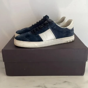 Valentino Rockrunner (KARTONG INGÅR EJ) Skriv för mer bilder!! - Snygga Valentino Rockrunner sneakers i mörkblå mocka och vitt skinn. Klassisk låg modell med svarta snören, vita detaljer och coola nitar på hälen. Perfekta för dig som vill ha en stilren men edgy look.