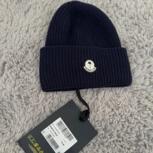 Moncler Palm Angels Mössa - Moncler X Palm Angels Mössa, Cond 10/10 Helt ny med tags, Retail 3550kr, Tveka inte på att skicka ett meddelande vid frågor eller liknande🙌