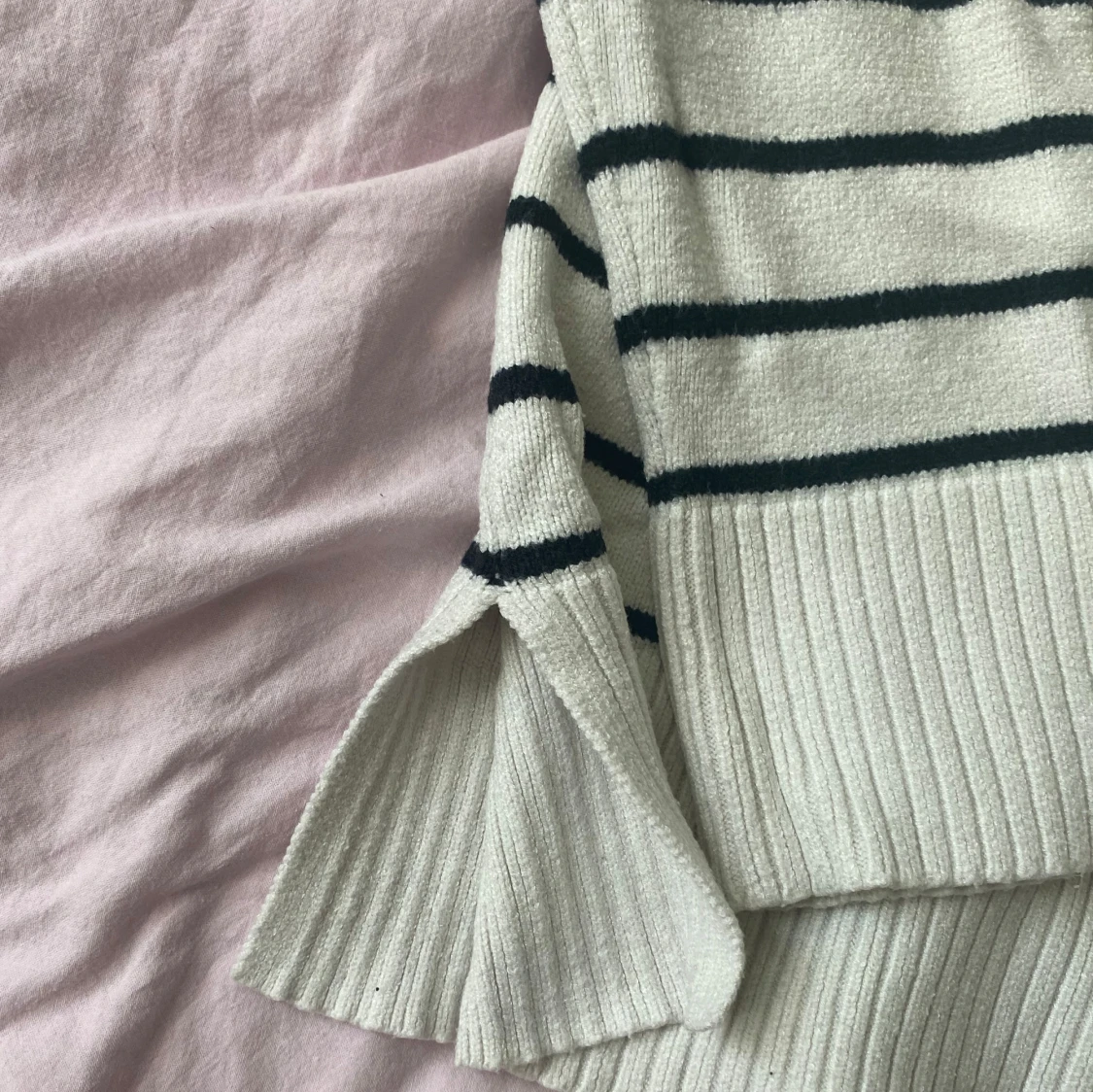 Vit stickad randig tröja med slits - 1