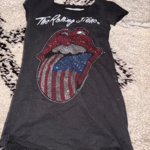 Svart t shirt med amerikansk flagga - Svart tshirt med amerikansk flagga. Bra skick. Storlek: M