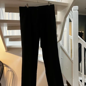 Raka kostymbyxor  - Fina kostymbyxor med rak modell, från turo Tyler stl 38
