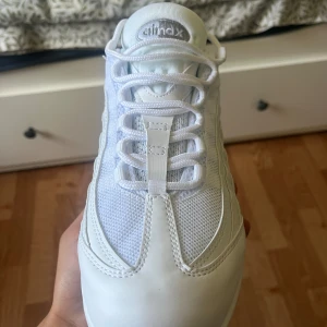 Nike Air Max 95 - Säljer ett par fräscha Nike Air Max sneakers i helvitt. Helt nya oanvända i storlek 44 är sköna då jag testat dem inomhus men söker andra så tänker sälja dem i storlek 44 i nyss skick. Ställ frågor om ni undrar något😁!