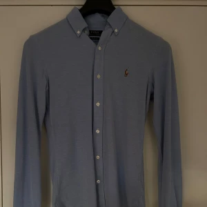 Ljus blå Ralph lauren skjorta - Säljer denna ljusblå Oxford skjorta från Ralph lauren. Hör av dig om du har några funderingar!
