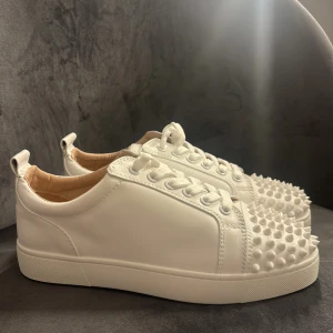 vita Louboutins - Säljer pågrund av att dom va försmå, använt 0 gånger. Fick hem dom för några veckor sedan och kan inte skicka tillbaka längre pågrund av att det gick för lång tid. Har kvitto!! 