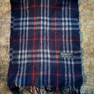 Navy Burberry scarf  - Fint skick