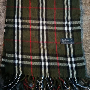 Burberry scarf  - Fint skick, bara skriva vid frågor 