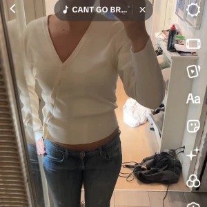 Vit/beige kofta med v-ringning och knappar - Snygg vit kofta med v-ringning och knappar framtill. Kostade 400ny, använd 1 gång🫶