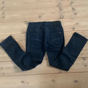 Nudie Jeans - Tja, säljer ett par snygga nudie jeans i mycket bra kvalitet utan några skavanker. Jag är 186 och dom passar mig bra i längden. Modellen heter slim Jim