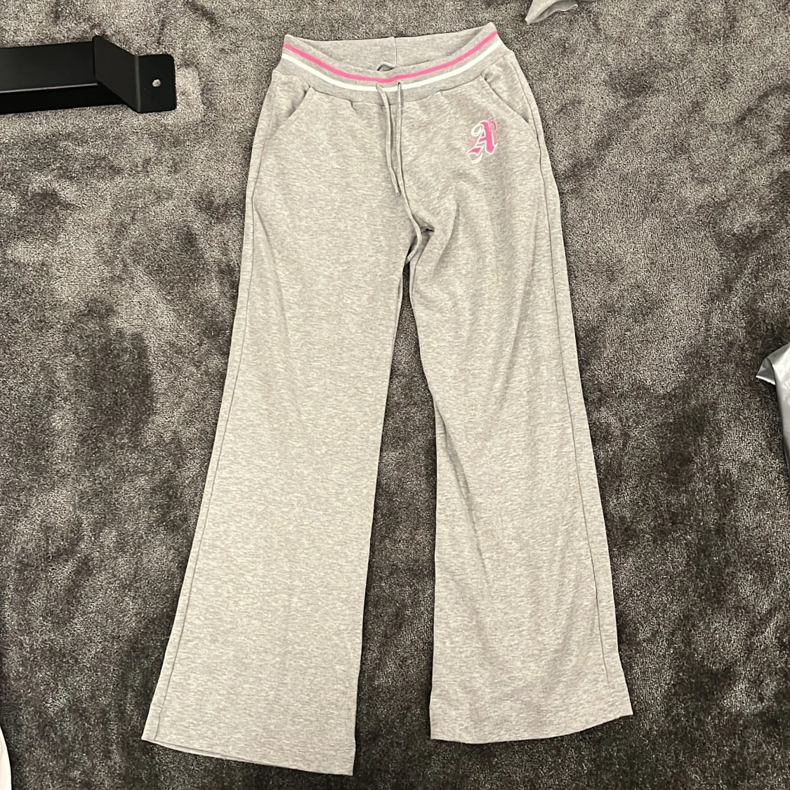 Grå mjukisbyxor från abercrombie and fitch med rosa detalj