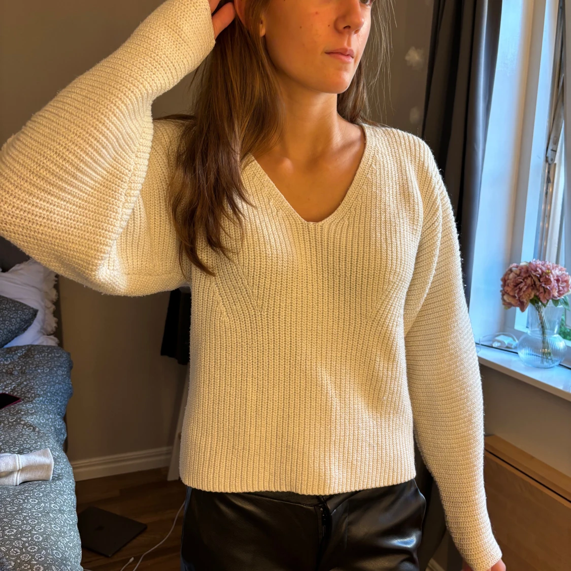 Vit stickad v-ringad tröja H&M