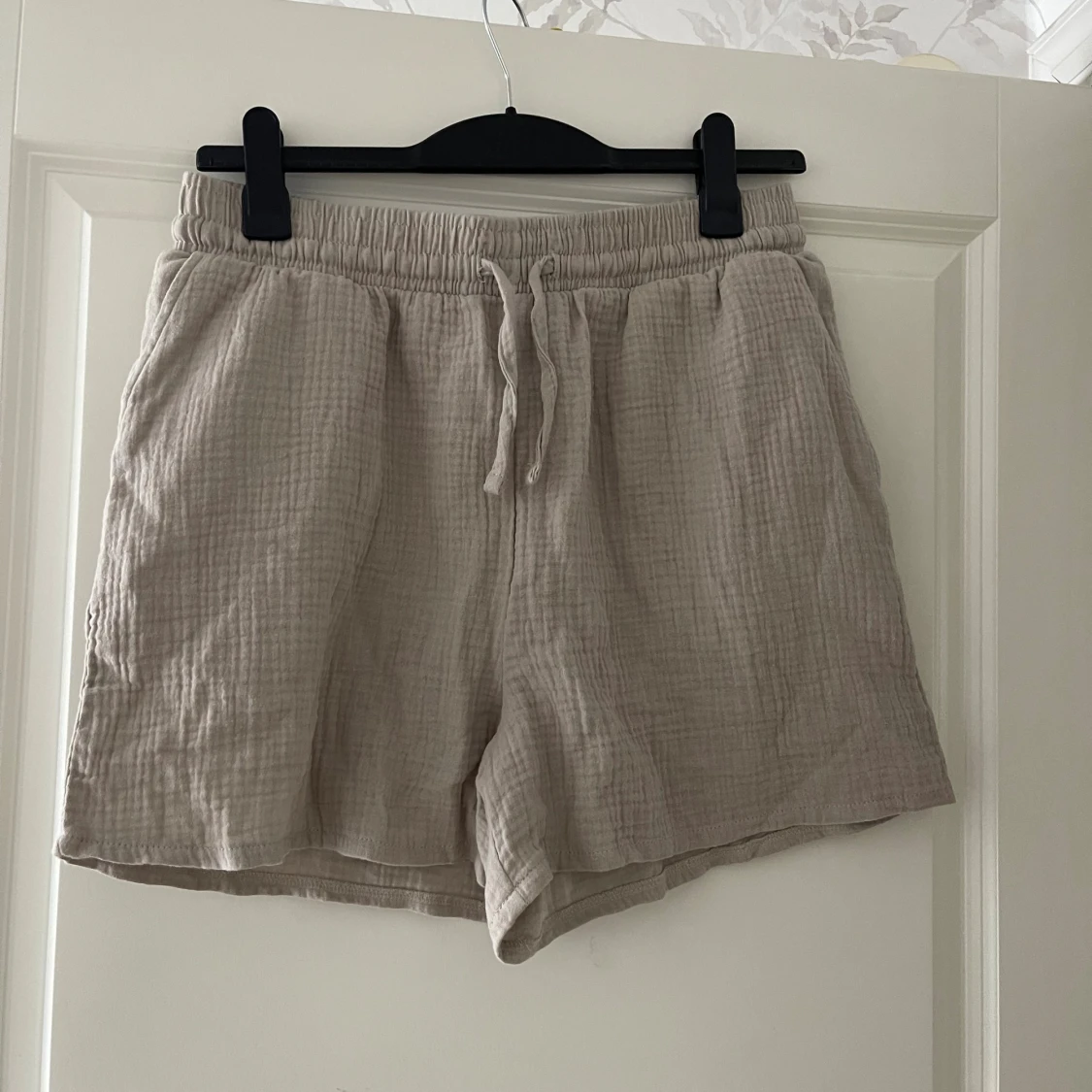 Beige shorts i bomull med snörning