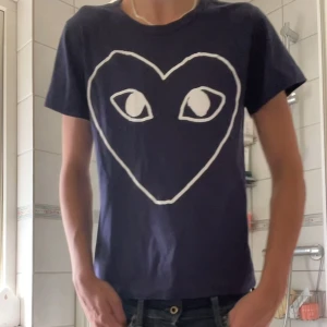 CDG t-shirt - Hej säljer nu denna snygga t-shirt från cdg. Tröjan är i toppen skick och endast använd ett fåtal gånger, köpte t-shirten här på plick så har tyvärr inget äktighetesbevis. Kom pm vid minsta fundering! Pris är diskuterbart🤝