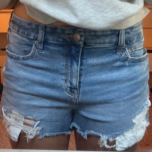 Jeansshorts - Snygga jeansshorts med hög midja från märket american eagle. De är i storlek 10 vilket är ungefär L. Knappt använda en gång. Pris kan diskuteras!