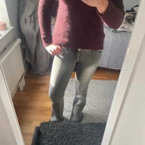 Kvarg jeans i grå från cheap monday  - Snygga grå jeans med bootcut och klassisk femficksmodell. Jeansen har en cool tvättad look och detaljer i neongrönt vid fickan och bak på linningen. De är lowwaist och har dragkedja och knapp framtill. Perfekta till sneakers eller boots. Storlek 24/32 för långa på mig som är 165. Knappt använda