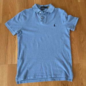 Ralph lauren piké - Ralph lauren pike i Storlek S. Passar även som XS lite beroende på längd osv. Väldigt bra skick har använt den ca 3 månader och inga alls defekter.