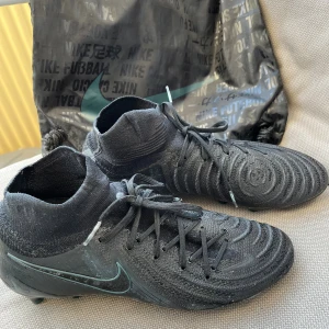 Nike phantom luna elit  - Nike phantom luna elit i storlek 40,5, bra skick använd max två träningar. Pris är inte stucket i sten.