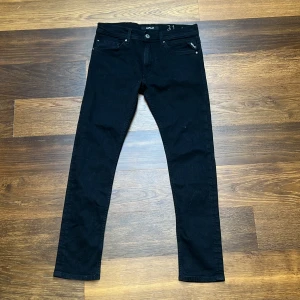 Svarta Replay jeans - Säljer dessa feta Replay Jeans i storlek 31/30. Längd 97 cm, bredd 40 cm. Skicket är 9/10 och det är bara att höra av dig vid frågor😁