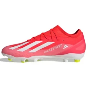 Adidas Crazyfast fotbollsskor röd/vit (använt i en träning endast)  - Säljer ett par Adidas Crazyfast fotbollsskor i rött med vita detaljer och klassiska tre ränder. Skorna har snörning, låg profil och platt sula med dobbar för bästa grepp på planen. Ovandelen är i syntetmaterial och insidan har gula detaljer.