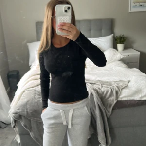 Svart ribbad långärmad tröja LMTD - Finns en i båda xs och xsx de är likada man får med båda om man vill för samma pris 💗