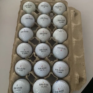 Top-Flite Golfbollar Mix pris kan sänkas - Samling med 18 Top-Flite golfbollar i olika modeller som XL, XL 2000, Tour och Hot XL. Bollarna är i gott skick med endast mindre tecken på användning. Perfekt för golfare som vill ha kvalitetsbollar till ett bra pris. 
